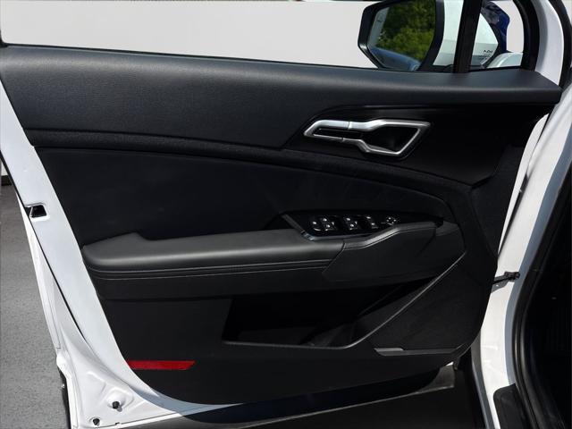Photo of 2025 Glacial White Pearl Kia Sportage