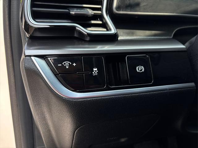 Photo of 2025 Glacial White Pearl Kia Sportage