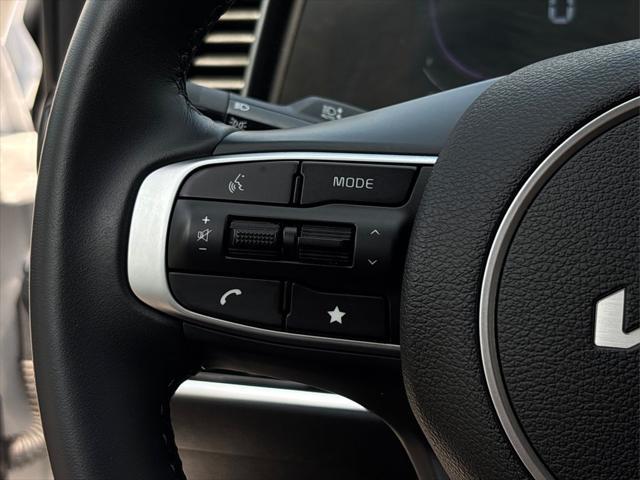 Photo of 2025 Glacial White Pearl Kia Sportage