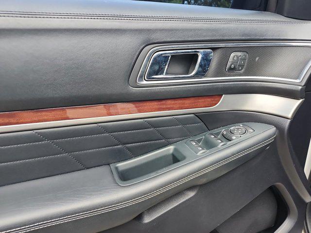 Photo of 2018 White Platinum Metallic Tri-Coat Ford Explorer