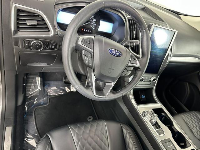 Photo of 2024 Carbonized Gray Metallic Ford Edge