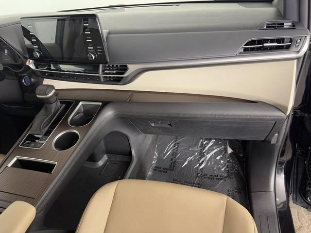 Photo of 2023 Midnight Black Metallic Toyota Sienna