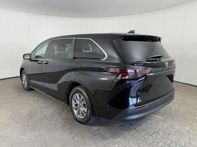 Photo of 2023 Midnight Black Metallic Toyota Sienna