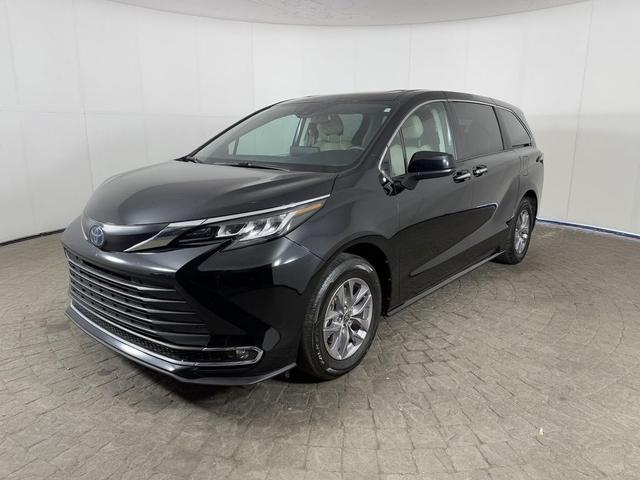 Photo of 2023 Midnight Black Metallic Toyota Sienna