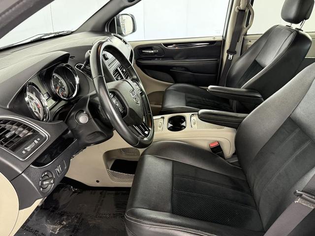 Photo of 2017 White Knuckle Clearcoat Dodge Grand Caravan