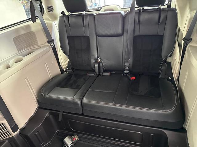 Photo of 2017 White Knuckle Clearcoat Dodge Grand Caravan