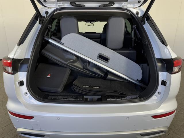 Photo of 2022 White Diamond Mitsubishi Outlander