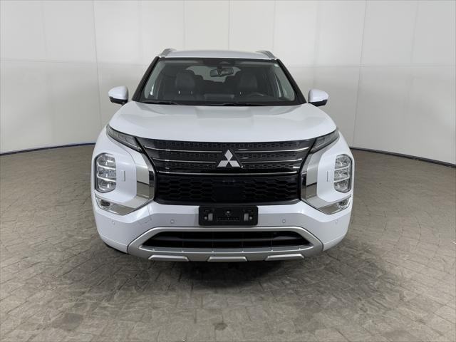 Photo of 2022 White Diamond Mitsubishi Outlander