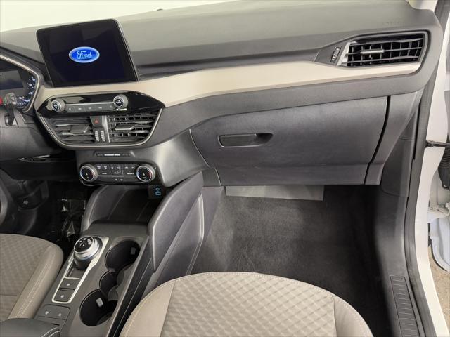 Photo of 2022 Star White Metallic Tri-Coat Ford Escape