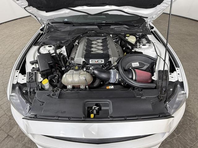 Photo of 2017 White Platinum Metallic Tri-Coat Ford Mustang