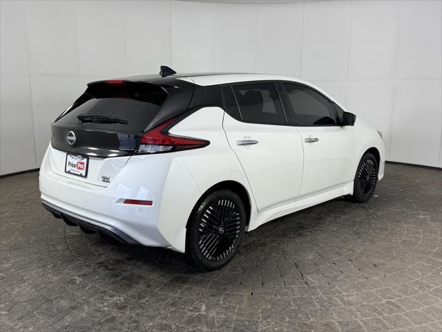 Photo of 2023 Super Black/Pearl White Nissan Leaf
