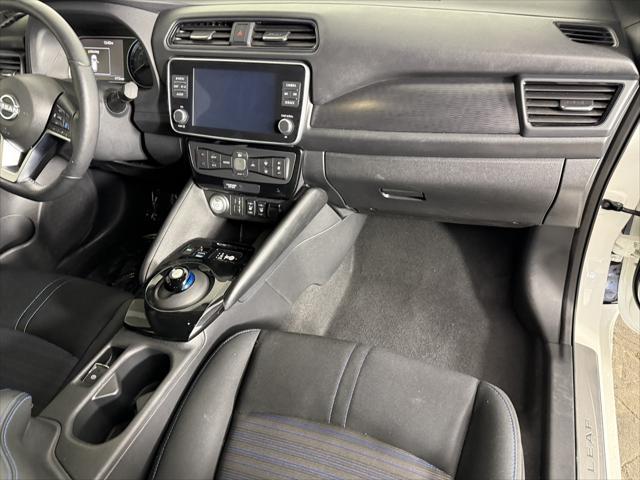 Photo of 2023 Super Black/Pearl White Nissan Leaf