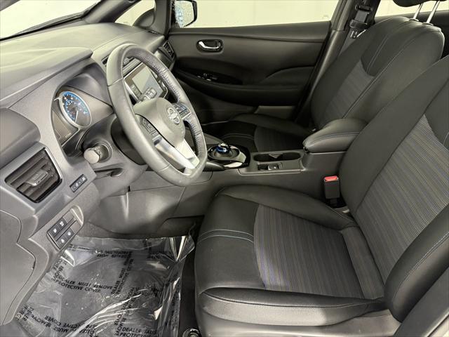 Photo of 2023 Super Black/Pearl White Nissan Leaf