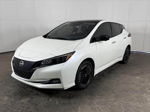 Photo of 2023 Super Black/Pearl White Nissan Leaf