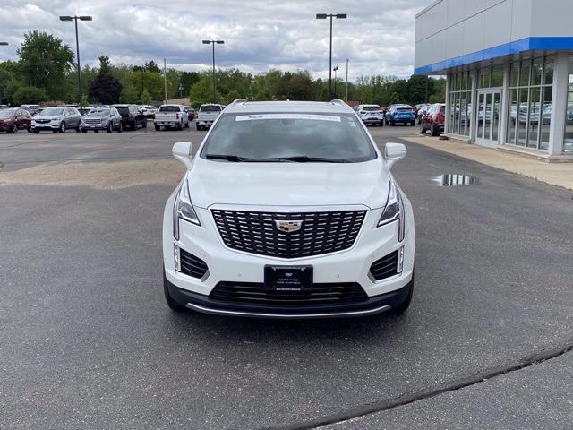 Photo of 2021 Crystal White Tricoat Cadillac XT5