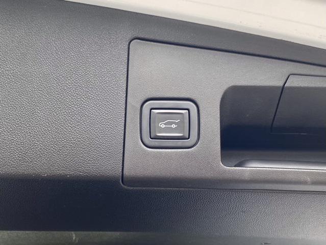 Photo of 2021 Crystal White Tricoat Cadillac XT5