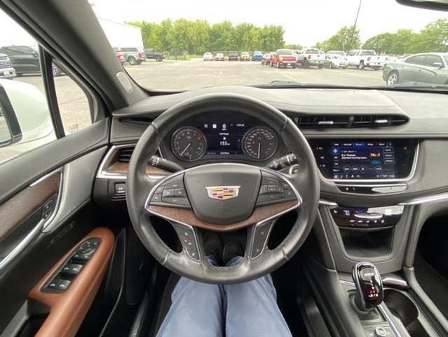 Photo of 2021 Crystal White Tricoat Cadillac XT5
