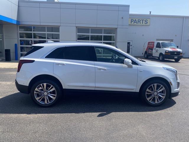 Photo of 2023 Crystal White Tricoat Cadillac XT5