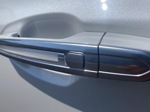 Photo of 2023 Crystal White Tricoat Cadillac XT5
