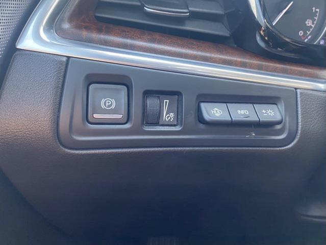 Photo of 2023 Crystal White Tricoat Cadillac XT5