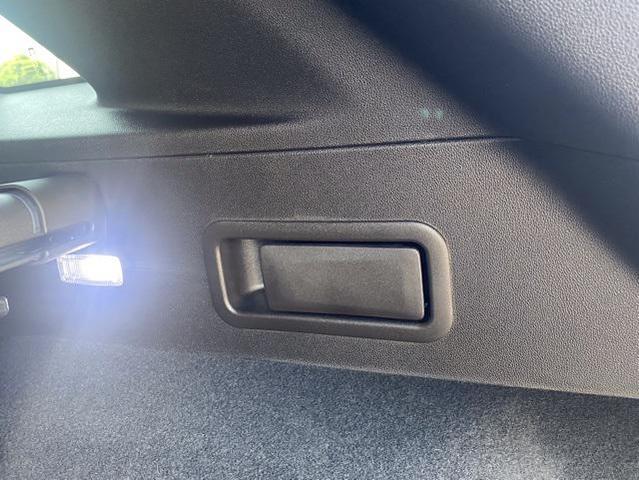 Photo of 2023 Crystal White Tricoat Cadillac XT5