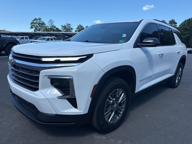 Photo of 2025 Summit White Chevrolet Traverse