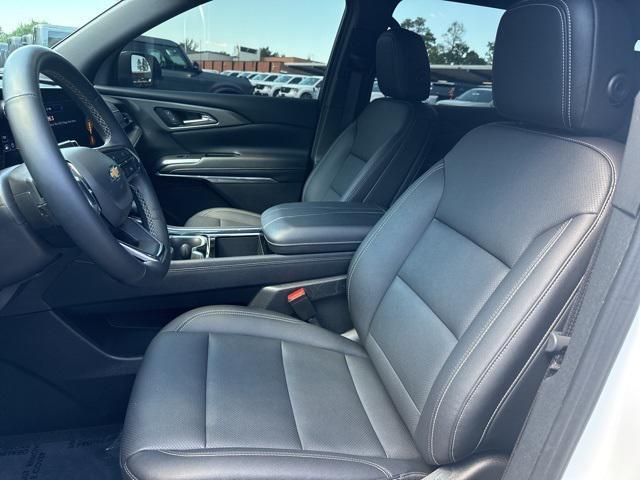 Photo of 2025 Summit White Chevrolet Traverse