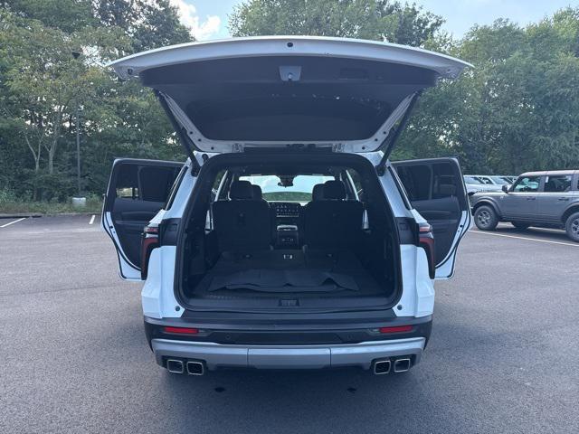 Photo of 2025 Summit White Chevrolet Traverse