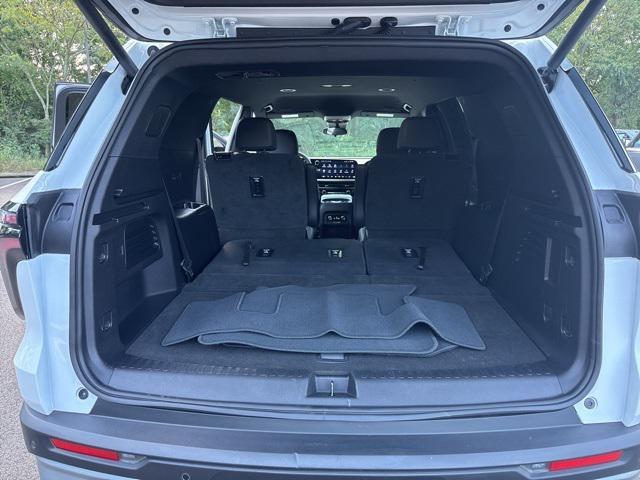 Photo of 2025 Summit White Chevrolet Traverse