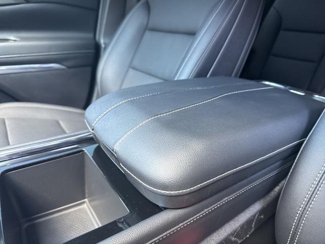 Photo of 2025 Summit White Chevrolet Traverse