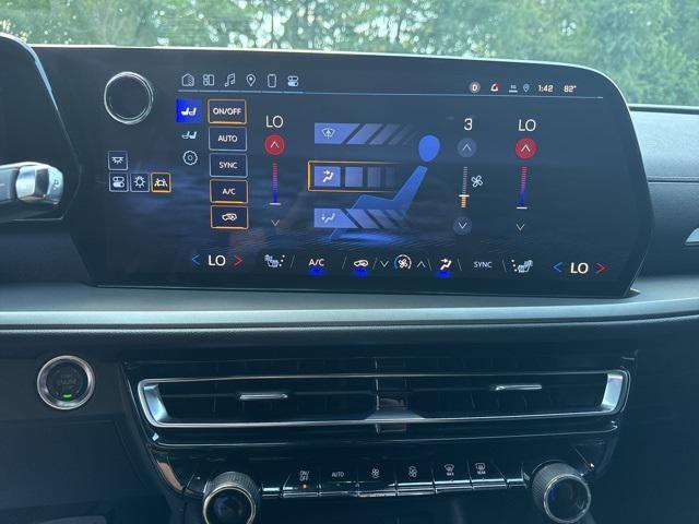 Photo of 2025 Summit White Chevrolet Traverse
