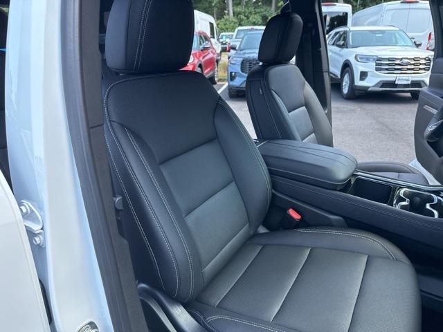 Photo of 2025 Summit White Chevrolet Traverse