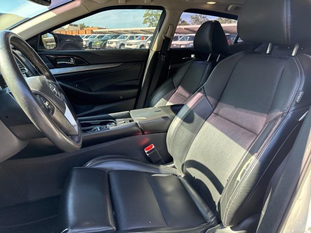 Photo of 2017 Pearl White Nissan Maxima
