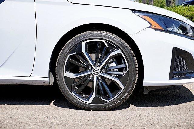 Photo of 2024 Gray Sky Pearl Nissan Altima