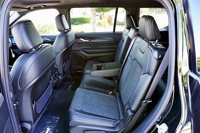 Photo of 2025 Diamond Black Crystal Pearlcoat Jeep Grand Cherokee L