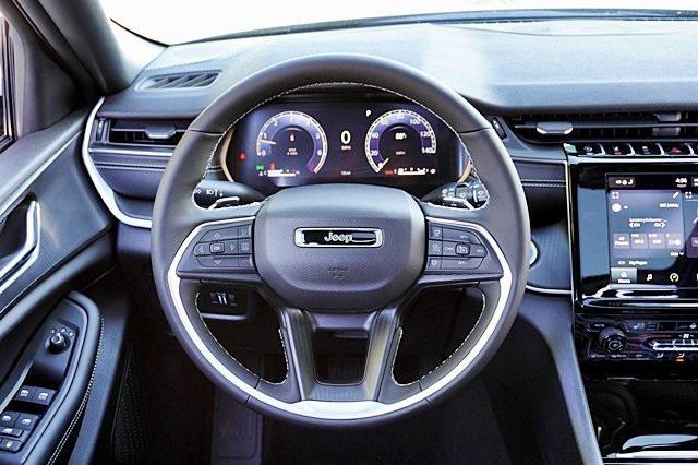 Photo of 2025 Diamond Black Crystal Pearlcoat Jeep Grand Cherokee L