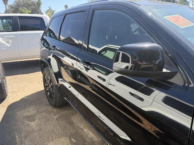 Photo of 2018 Diamond Black Crystal Pearlcoat Jeep Grand Cherokee