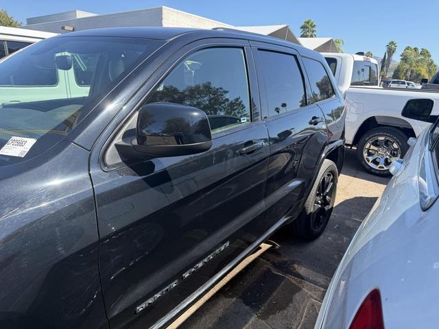 Photo of 2018 Diamond Black Crystal Pearlcoat Jeep Grand Cherokee
