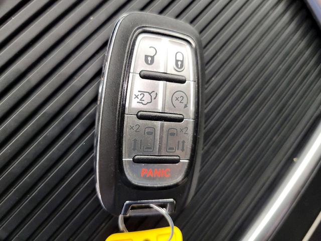 Photo of 2022 Blue Chrysler Pacifica