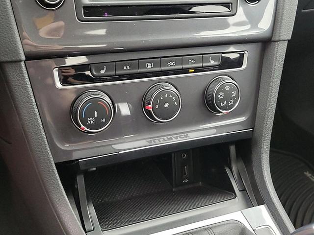 Photo of 2017 White Volkswagen Golf Alltrack