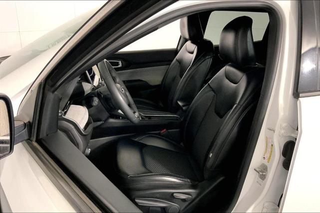 Photo of 2023 Bright White Clearcoat Jeep Compass