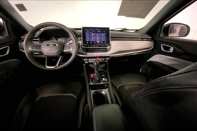 Photo of 2023 Bright White Clearcoat Jeep Compass