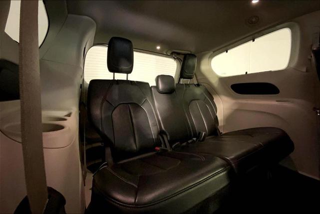 Photo of 2022 Brilliant Black Crystal Pearlcoat Chrysler Pacifica
