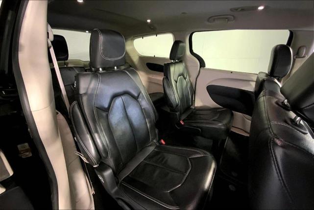 Photo of 2022 Brilliant Black Crystal Pearlcoat Chrysler Pacifica