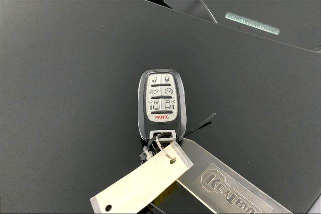 Photo of 2022 Brilliant Black Crystal Pearlcoat Chrysler Pacifica