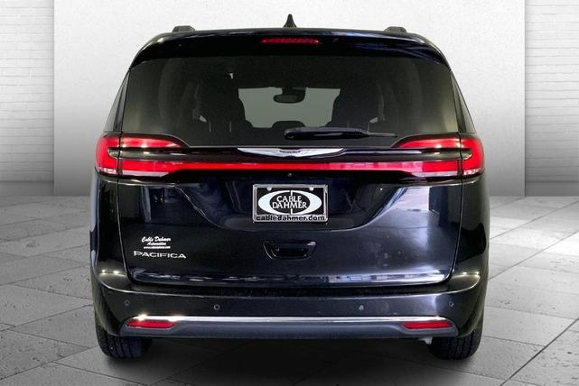 Photo of 2022 Brilliant Black Crystal Pearlcoat Chrysler Pacifica