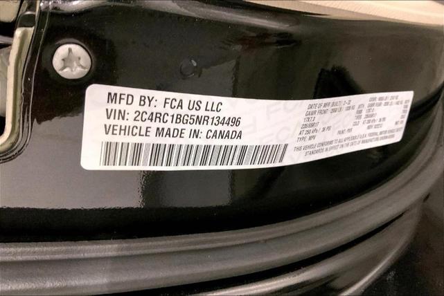 Photo of 2022 Brilliant Black Crystal Pearlcoat Chrysler Pacifica
