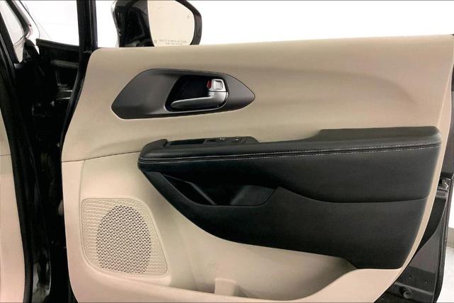 Photo of 2022 Brilliant Black Crystal Pearlcoat Chrysler Pacifica