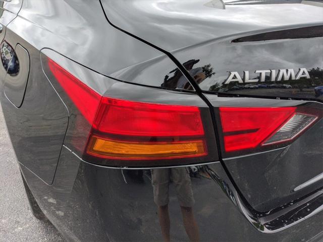 Photo of 2025 Super Black Clearcoat Nissan Altima