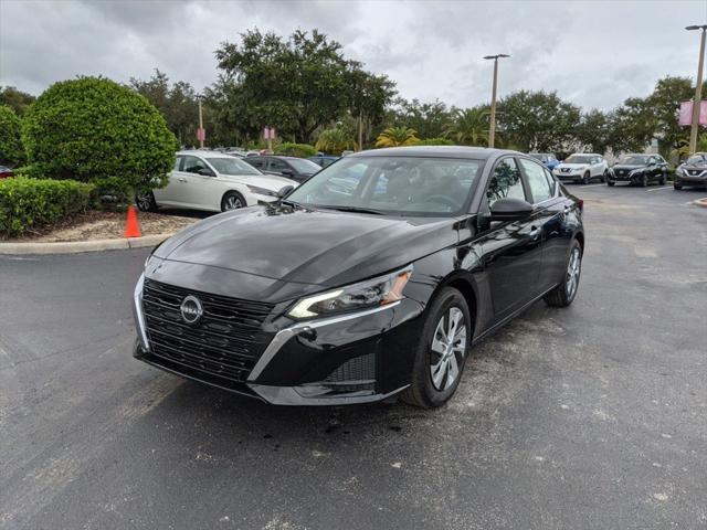 Photo of 2025 Super Black Clearcoat Nissan Altima